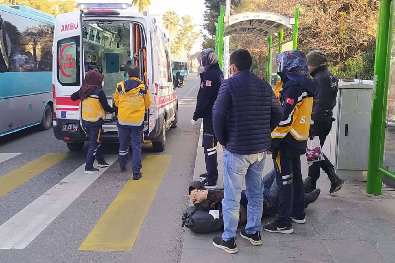 Yaya geçidinde karşıdan karşıya geçmek isteyen şahsa motosiklet çarptı Yaya geçidinde karşıdan karşıya geçmek isteyen şahsa motosiklet çarptı